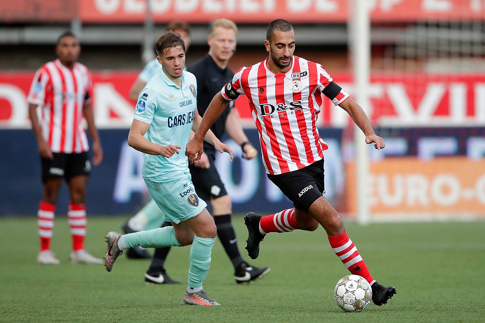 琼斯便以她 琼斯便以她