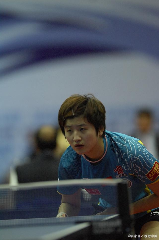 郭艾伦病床上接受采访 ：医生说不会影响以后视力北京青年报.